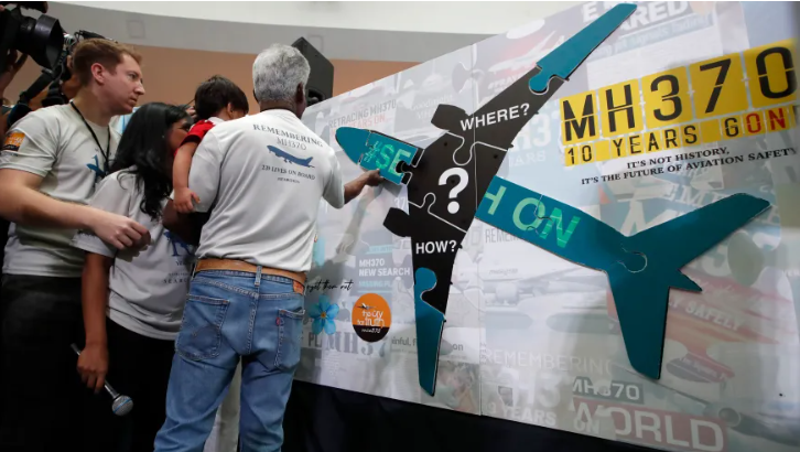 Malaysia tưởng niệm 10 năm máy bay MH370 mất tích, thúc đẩy cuộc tìm kiếm mới - Ảnh 2. Malaysia tưởng niệm 10 năm máy bay MH370 mất tích, thúc đẩy cuộc tìm kiếm mới - Ảnh 2.