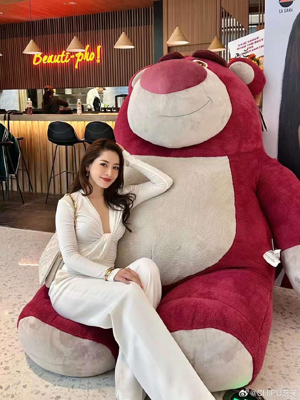 Chi Pu "gây bão" tại trung tâm thương mại nổi tiếng Thượng Hải khi liên tục xuất hiện tại quán phở mới khai trương- Ảnh 1.