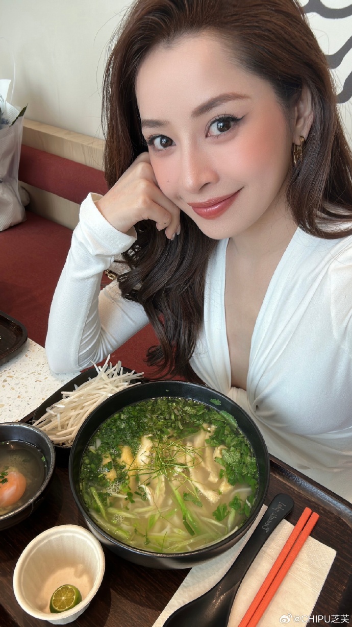 Chi Pu "gây bão" tại trung tâm thương mại nổi tiếng Thượng Hải khi liên tục xuất hiện tại quán phở mới khai trương- Ảnh 2.