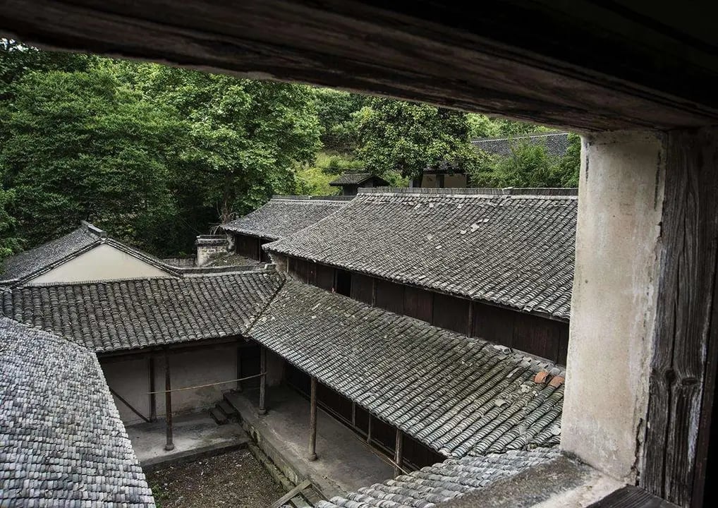 Choáng ngợp dinh thự "nghìn cột" rộng như một ngôi làng của thương gia giàu có ở Trung Quốc: Đi vào dễ lạc đường!- Ảnh 3. Choáng ngợp dinh thự "nghìn cột" rộng như một ngôi làng của thương gia giàu có ở Trung Quốc: Đi vào dễ lạc đường!- Ảnh 3.