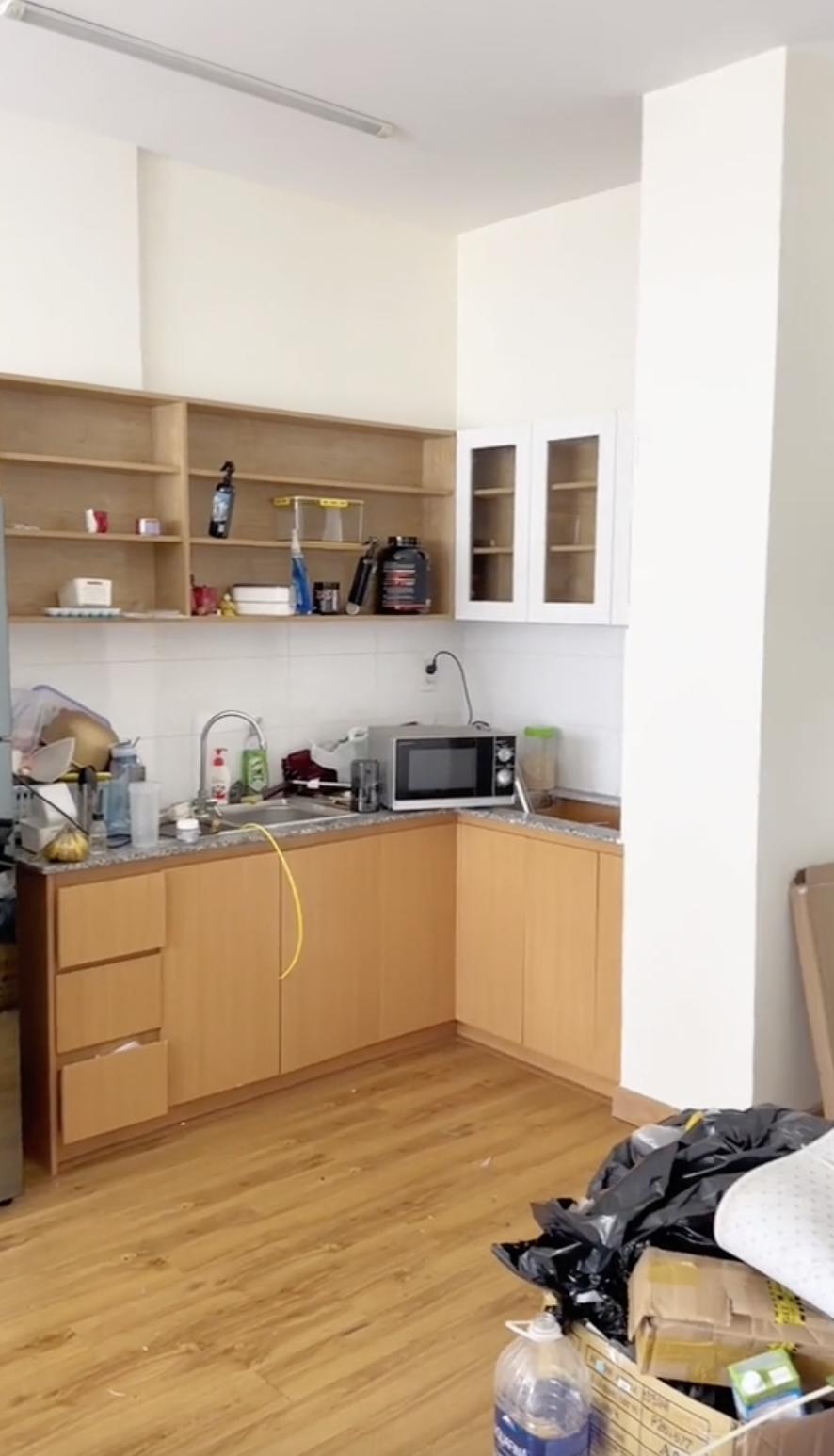Bị lừa lắp căn bếp 6m2 giá 57 triệu còn bị chảy nước làm bong sàn gỗ, Gen Z: Làm nhà, không nên tin ai!- Ảnh 3. Bị lừa lắp căn bếp 6m2 giá 57 triệu còn bị chảy nước làm bong sàn gỗ, Gen Z: Làm nhà, không nên tin ai!- Ảnh 3.
