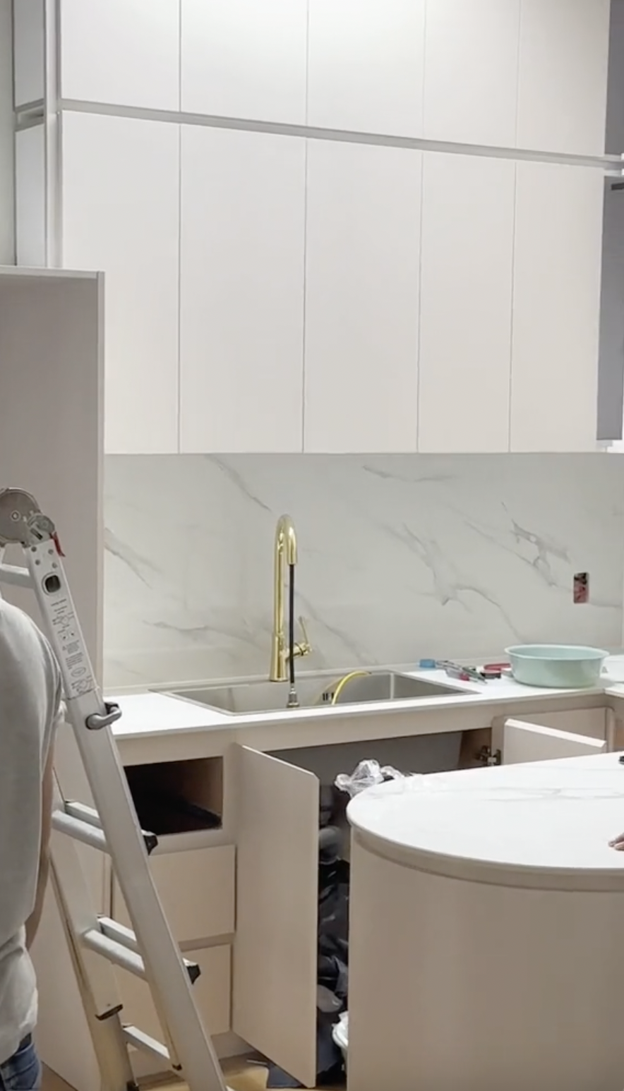 Bị lừa lắp căn bếp 6m2 giá 57 triệu còn bị chảy nước làm bong sàn gỗ, Gen Z: Làm nhà, không nên tin ai!- Ảnh 5. Bị lừa lắp căn bếp 6m2 giá 57 triệu còn bị chảy nước làm bong sàn gỗ, Gen Z: Làm nhà, không nên tin ai!- Ảnh 5.