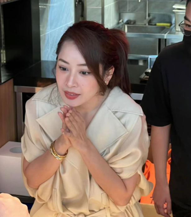 Chi Pu "gây bão" tại trung tâm thương mại nổi tiếng Thượng Hải khi liên tục xuất hiện tại quán phở mới khai trương- Ảnh 8.