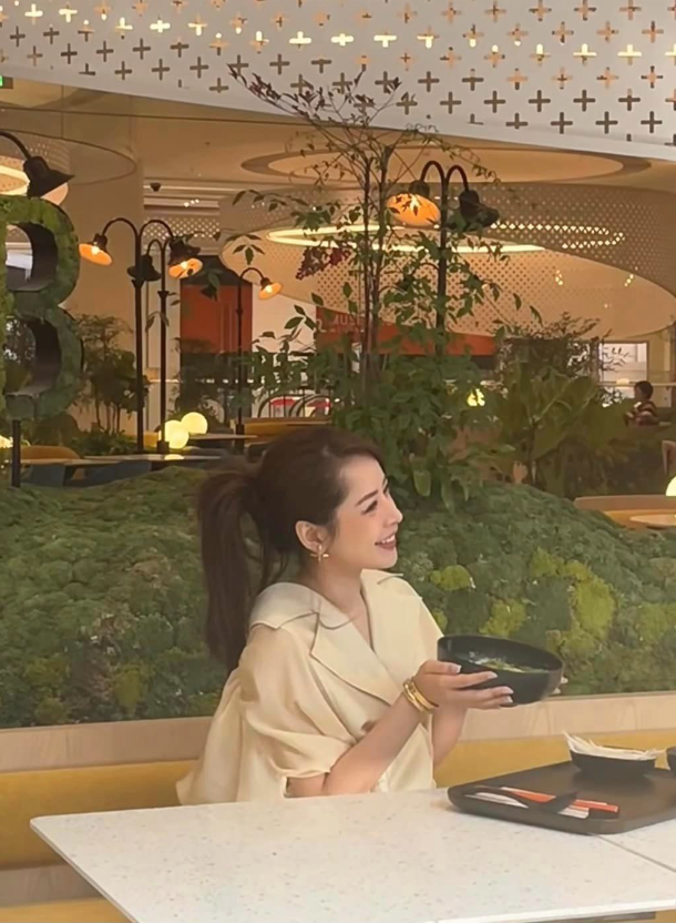Chi Pu "gây bão" tại trung tâm thương mại nổi tiếng Thượng Hải khi liên tục xuất hiện tại quán phở mới khai trương- Ảnh 10.
