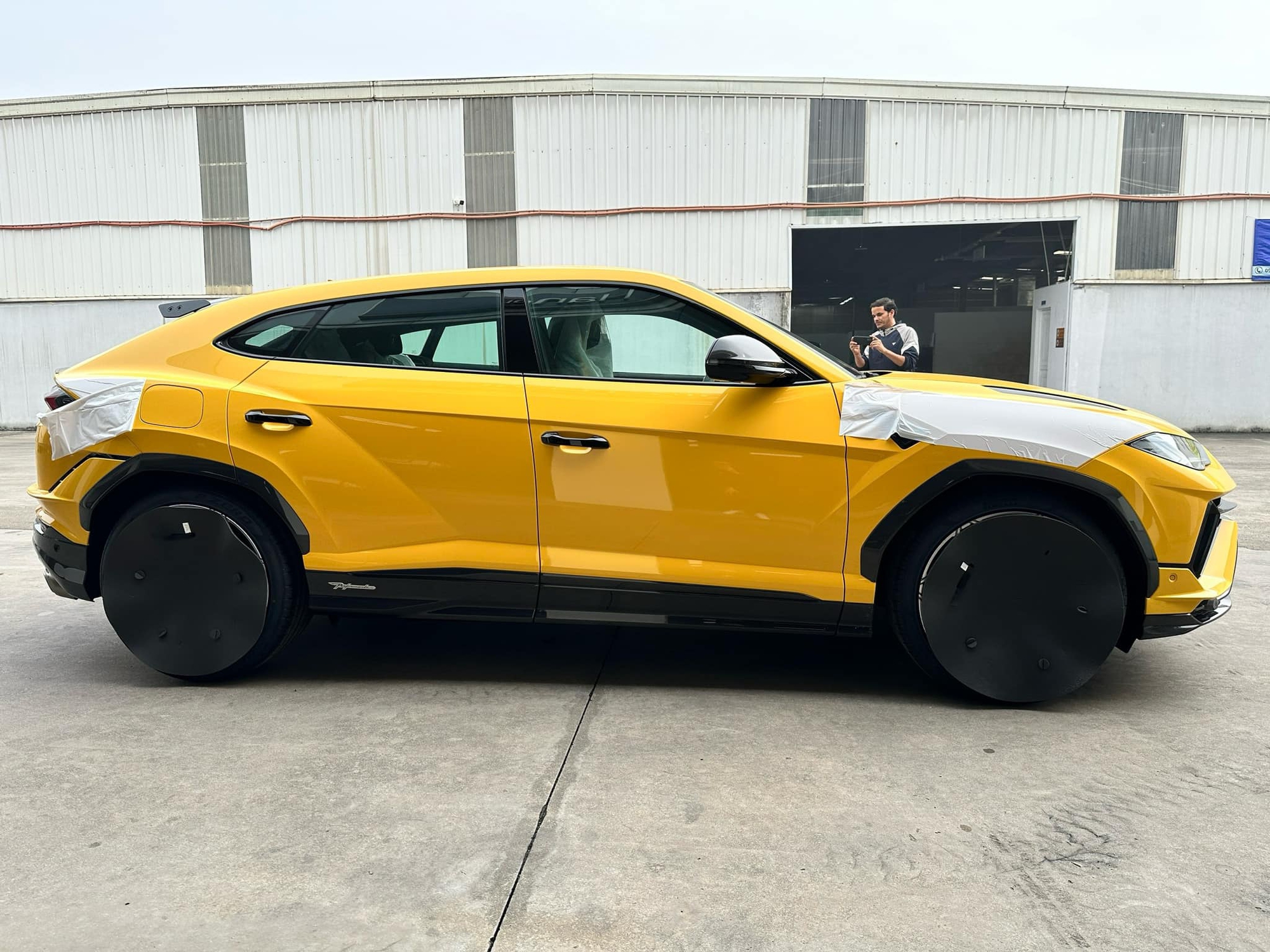Vừa mua Lamborghini Urus tặng vợ, ông xã Đoàn Di Băng tiếp tục tậu Ducati Streetfighter V4 phiên bản giới hạn 630 chiếc toàn thế giới - Ảnh 10. Vừa mua Lamborghini Urus tặng vợ, ông xã Đoàn Di Băng tiếp tục tậu Ducati Streetfighter V4 phiên bản giới hạn 630 chiếc toàn thế giới - Ảnh 10.