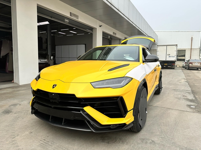 Vừa mua Lamborghini Urus tặng vợ, ông xã Đoàn Di Băng tiếp tục tậu Ducati Streetfighter V4 phiên bản giới hạn 630 chiếc toàn thế giới - Ảnh 9. Vừa mua Lamborghini Urus tặng vợ, ông xã Đoàn Di Băng tiếp tục tậu Ducati Streetfighter V4 phiên bản giới hạn 630 chiếc toàn thế giới - Ảnh 9.