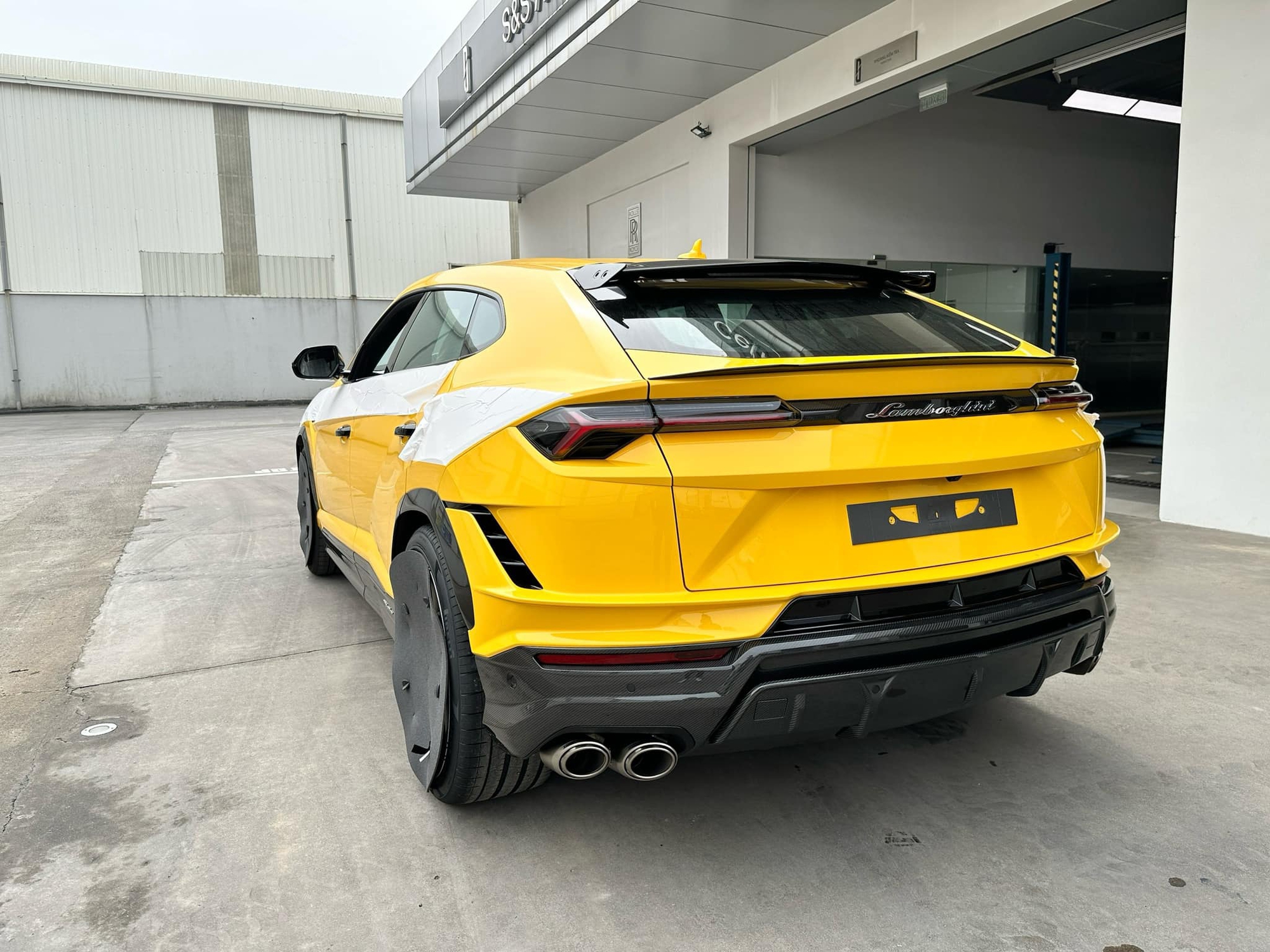 Vừa mua Lamborghini Urus tặng vợ, ông xã Đoàn Di Băng tiếp tục tậu Ducati Streetfighter V4 phiên bản giới hạn 630 chiếc toàn thế giới - Ảnh 11. Vừa mua Lamborghini Urus tặng vợ, ông xã Đoàn Di Băng tiếp tục tậu Ducati Streetfighter V4 phiên bản giới hạn 630 chiếc toàn thế giới - Ảnh 11.