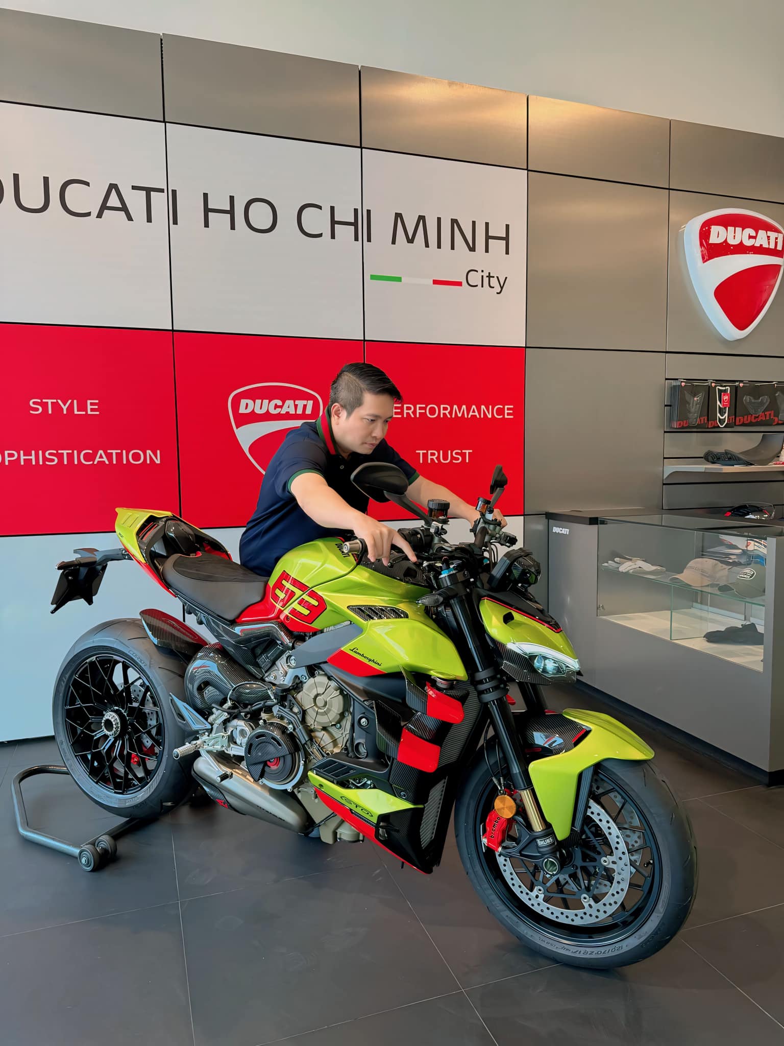 Vừa mua Lamborghini Urus tặng vợ, ông xã Đoàn Di Băng tiếp tục tậu Ducati Streetfighter V4 phiên bản giới hạn 630 chiếc toàn thế giới - Ảnh 1. Vừa mua Lamborghini Urus tặng vợ, ông xã Đoàn Di Băng tiếp tục tậu Ducati Streetfighter V4 phiên bản giới hạn 630 chiếc toàn thế giới - Ảnh 1.