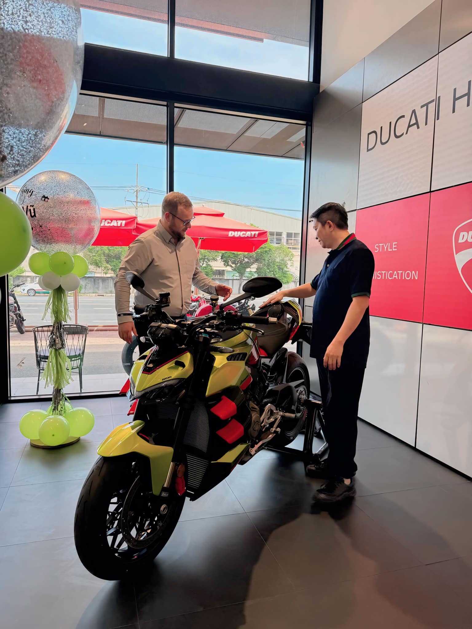 Vừa mua Lamborghini Urus tặng vợ, ông xã Đoàn Di Băng tiếp tục tậu Ducati Streetfighter V4 phiên bản giới hạn 630 chiếc toàn thế giới - Ảnh 2. Vừa mua Lamborghini Urus tặng vợ, ông xã Đoàn Di Băng tiếp tục tậu Ducati Streetfighter V4 phiên bản giới hạn 630 chiếc toàn thế giới - Ảnh 2.