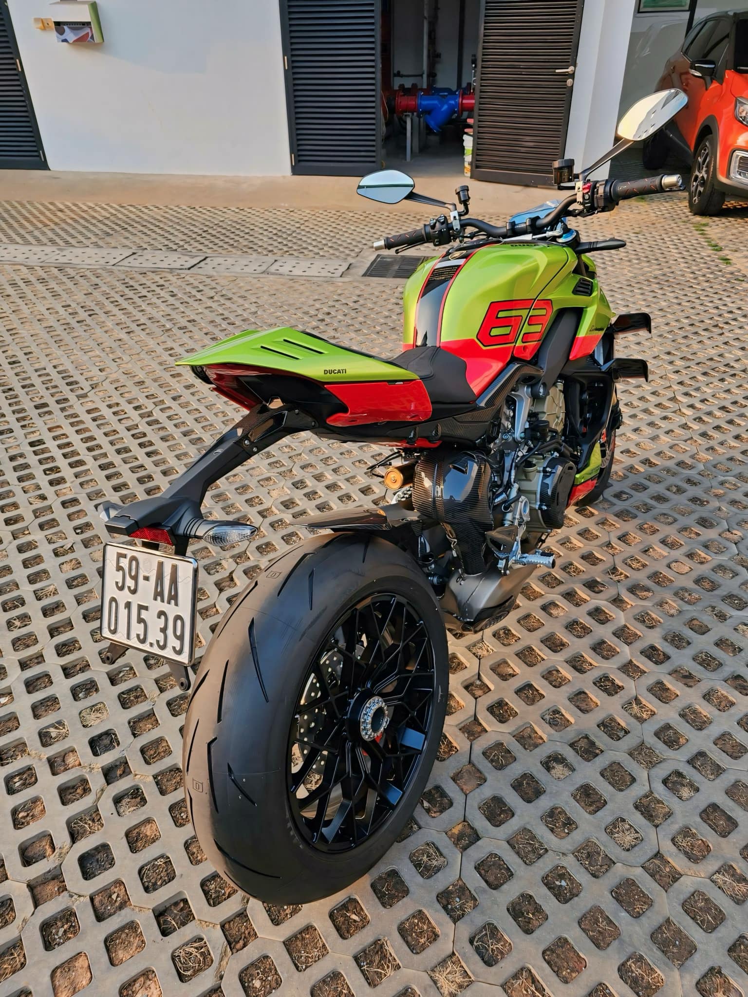 Vừa mua Lamborghini Urus tặng vợ, ông xã Đoàn Di Băng tiếp tục tậu Ducati Streetfighter V4 phiên bản giới hạn 630 chiếc toàn thế giới - Ảnh 4. Vừa mua Lamborghini Urus tặng vợ, ông xã Đoàn Di Băng tiếp tục tậu Ducati Streetfighter V4 phiên bản giới hạn 630 chiếc toàn thế giới - Ảnh 4.