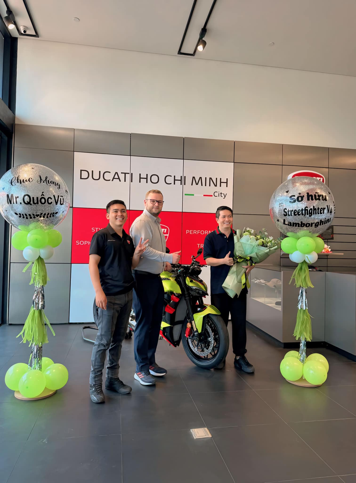 Vừa mua Lamborghini Urus tặng vợ, ông xã Đoàn Di Băng tiếp tục tậu Ducati Streetfighter V4 phiên bản giới hạn 630 chiếc toàn thế giới - Ảnh 3. Vừa mua Lamborghini Urus tặng vợ, ông xã Đoàn Di Băng tiếp tục tậu Ducati Streetfighter V4 phiên bản giới hạn 630 chiếc toàn thế giới - Ảnh 3.