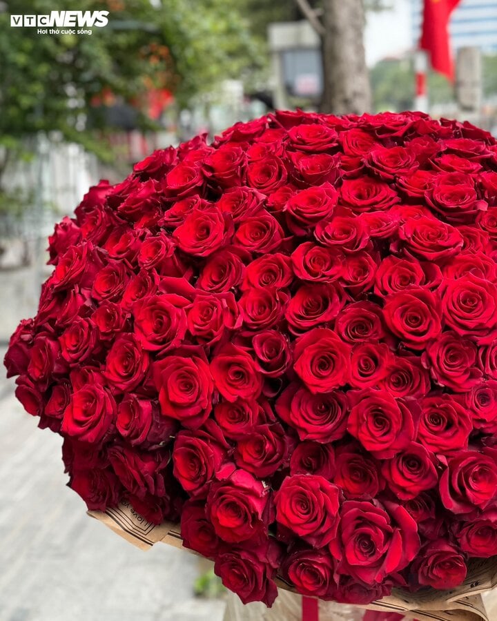 Đại gia Hà Nội mua bó hoa 26 triệu đồng làm quà 8/3 tặng vợ - Ảnh 2. Đại gia Hà Nội mua bó hoa 26 triệu đồng làm quà 8/3 tặng vợ - Ảnh 2.