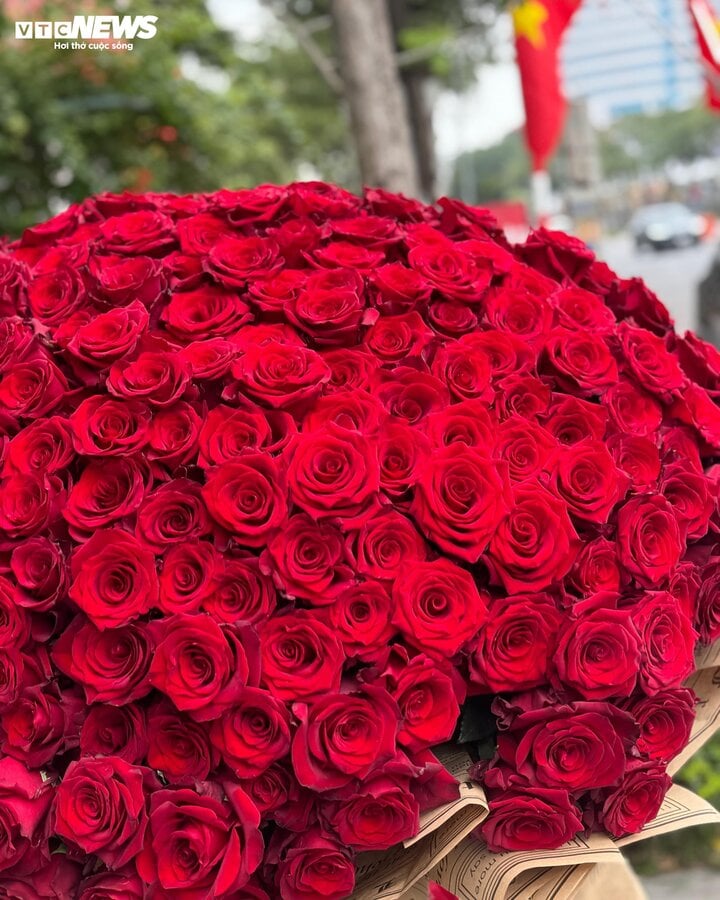 Đại gia Hà Nội mua bó hoa 26 triệu đồng làm quà 8/3 tặng vợ - Ảnh 1. Đại gia Hà Nội mua bó hoa 26 triệu đồng làm quà 8/3 tặng vợ - Ảnh 1.