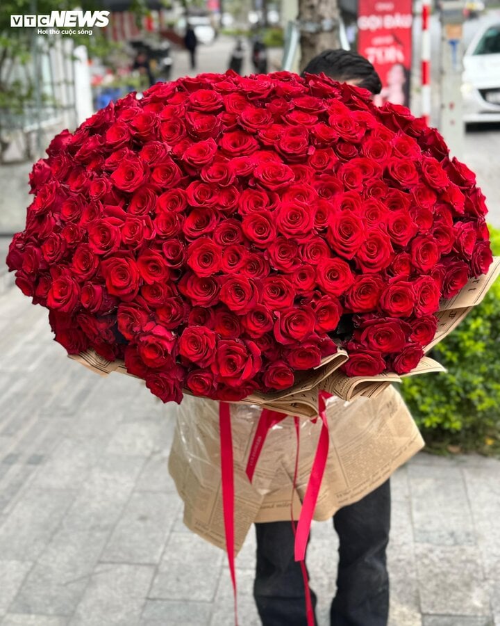 Đại gia Hà Nội mua bó hoa 26 triệu đồng làm quà 8/3 tặng vợ - Ảnh 3. Đại gia Hà Nội mua bó hoa 26 triệu đồng làm quà 8/3 tặng vợ - Ảnh 3.