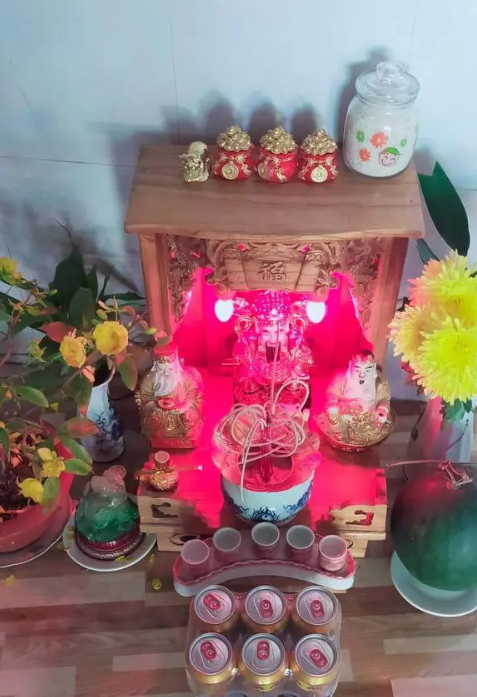 Làm gì để tài lộc không 'bay màu'? Hãy tránh xa 3 sai lầm NGHIÊM TRỌNG này khi bày bàn thờ Thần tài - Ảnh 2.