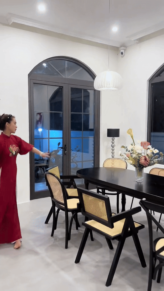 “Phú bà” phim Việt giờ vàng flex biệt thự tự decor, netizen đứng hình khi xem đến bức tượng bày trong nhà- Ảnh 3. “Phú bà” phim Việt giờ vàng flex biệt thự tự decor, netizen đứng hình khi xem đến bức tượng bày trong nhà- Ảnh 3.