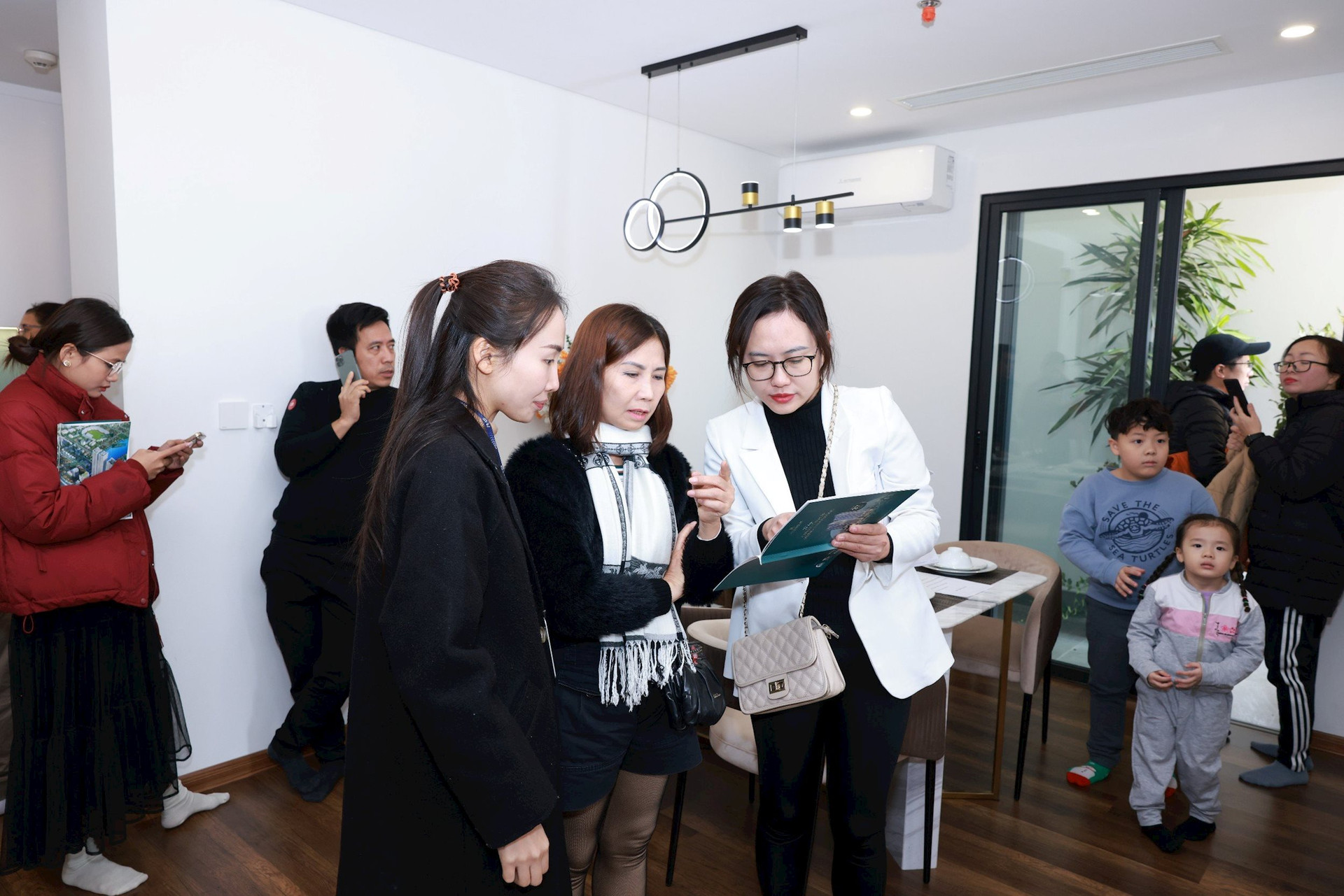 Phân khúc bất động sản không lo “ế” dù giá liên tục tăng, đối tượng mua ngày càng trẻ hoá - Ảnh 1. Phân khúc bất động sản không lo “ế” dù giá liên tục tăng, đối tượng mua ngày càng trẻ hoá - Ảnh 1.