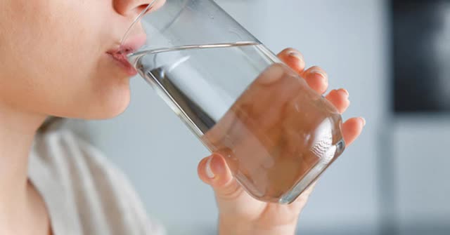 Uống nước trước khi đánh răng có khiến vi khuẩn vào dạ dày? Bác sĩ đưa ra câu trả lời khiến nhiều người “giật mình” - Ảnh 1.