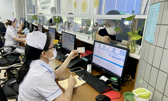 Vì sao đề xuất không bổ sung thân nhân người lao động tham gia BHYT?- Ảnh 2. Vì sao đề xuất không bổ sung thân nhân người lao động tham gia BHYT?- Ảnh 2.
