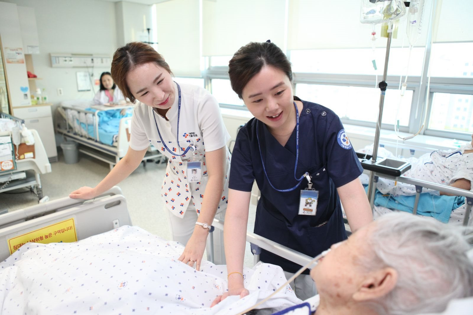 Vì sao 2.000 chỉ tiêu tuyển sinh có thể gây ra cuộc khủng hoảng ngành y rúng động cả Hàn Quốc: Khi lợi ích khiến gần 10.000 bác sĩ để bệnh nhân trở thành "con tin" - Ảnh 4. Vì sao 2.000 chỉ tiêu tuyển sinh có thể gây ra cuộc khủng hoảng ngành y rúng động cả Hàn Quốc: Khi lợi ích khiến gần 10.000 bác sĩ để bệnh nhân trở thành "con tin" - Ảnh 4.