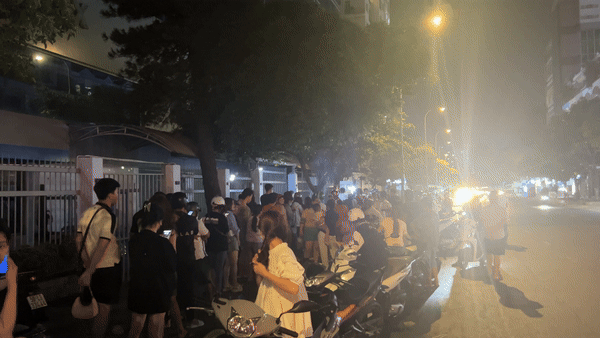 Địa điểm tại TP.HCM "đông chấn động" vì một món ăn mới nổi, chấp nhận xếp hàng 30 phút để được mua- Ảnh 2. Địa điểm tại TP.HCM "đông chấn động" vì một món ăn mới nổi, chấp nhận xếp hàng 30 phút để được mua- Ảnh 2.