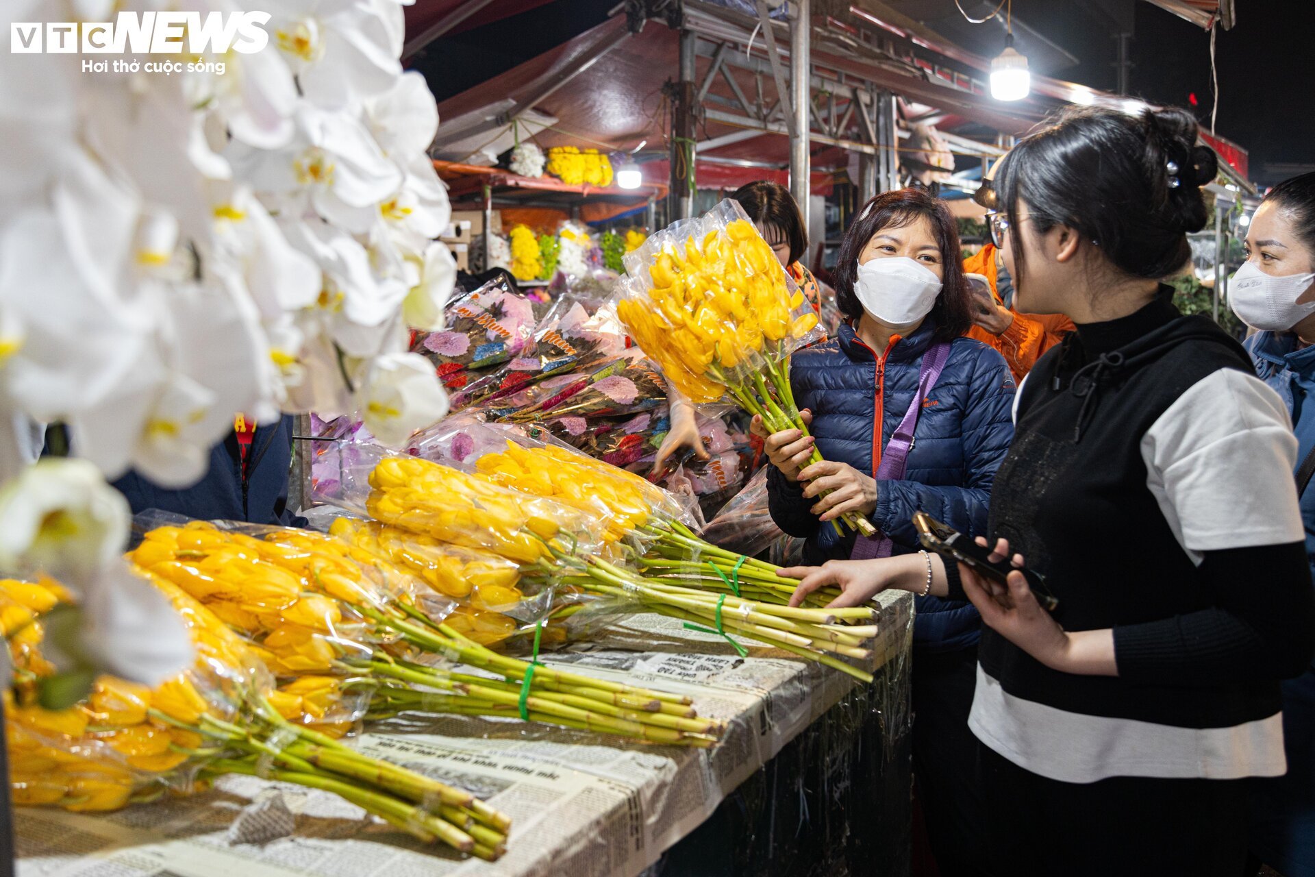 Chợ hoa tươi lớn nhất Hà Nội nhộn nhịp suốt đêm trước ngày 8/3 - Ảnh 8.