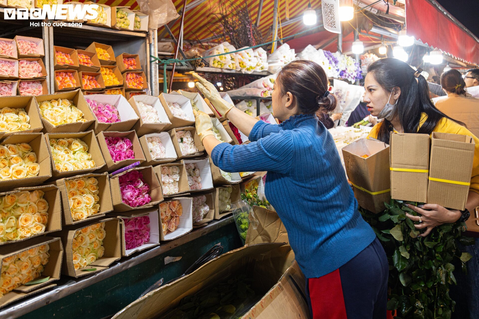 Chợ hoa tươi lớn nhất Hà Nội nhộn nhịp suốt đêm trước ngày 8/3 - Ảnh 2.