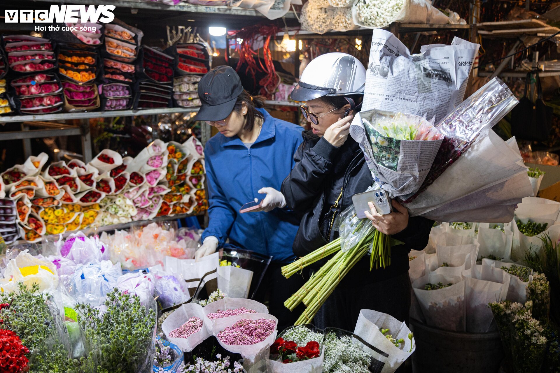 Chợ hoa tươi lớn nhất Hà Nội nhộn nhịp suốt đêm trước ngày 8/3 - Ảnh 13.