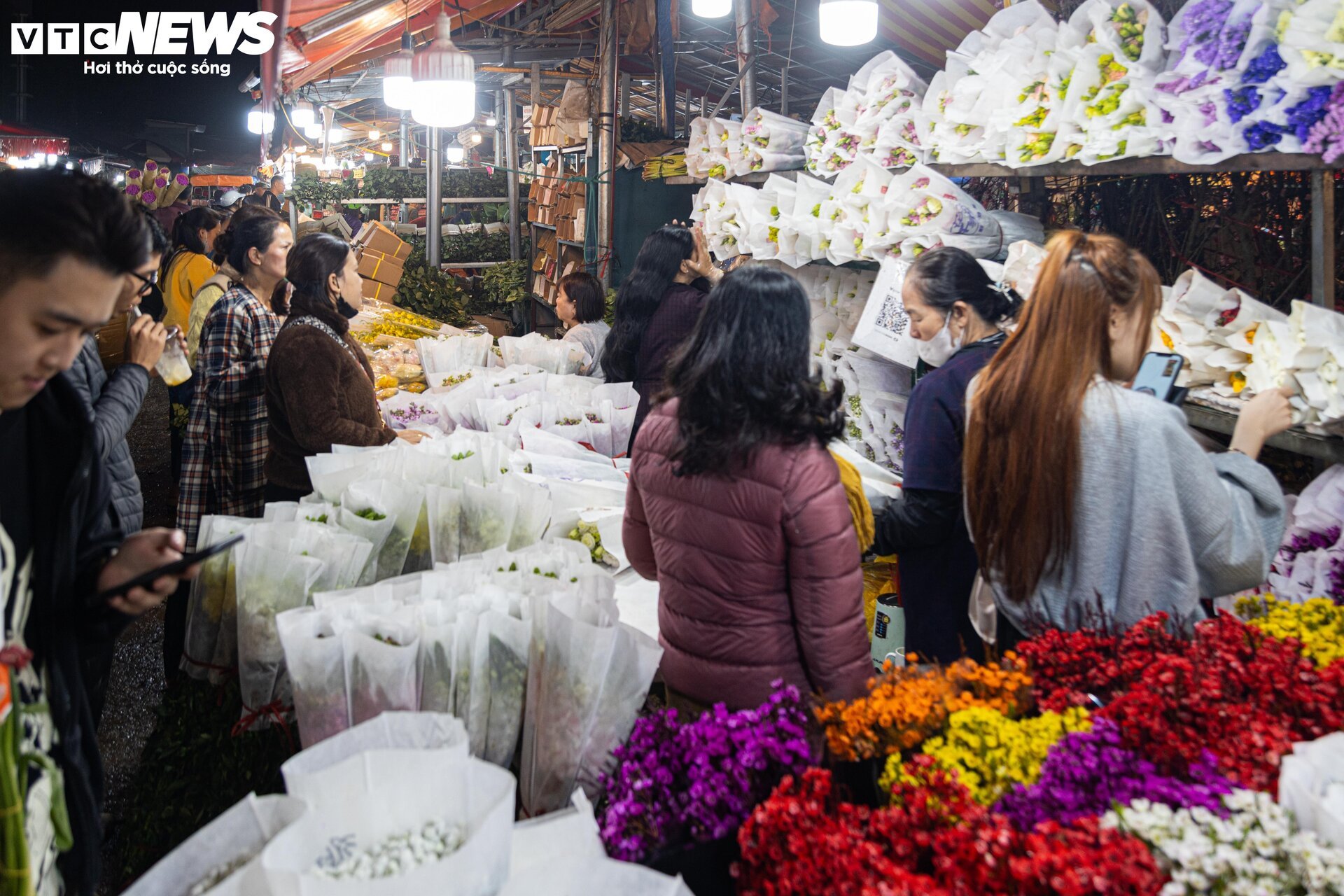Chợ hoa tươi lớn nhất Hà Nội nhộn nhịp suốt đêm trước ngày 8/3 - Ảnh 18.