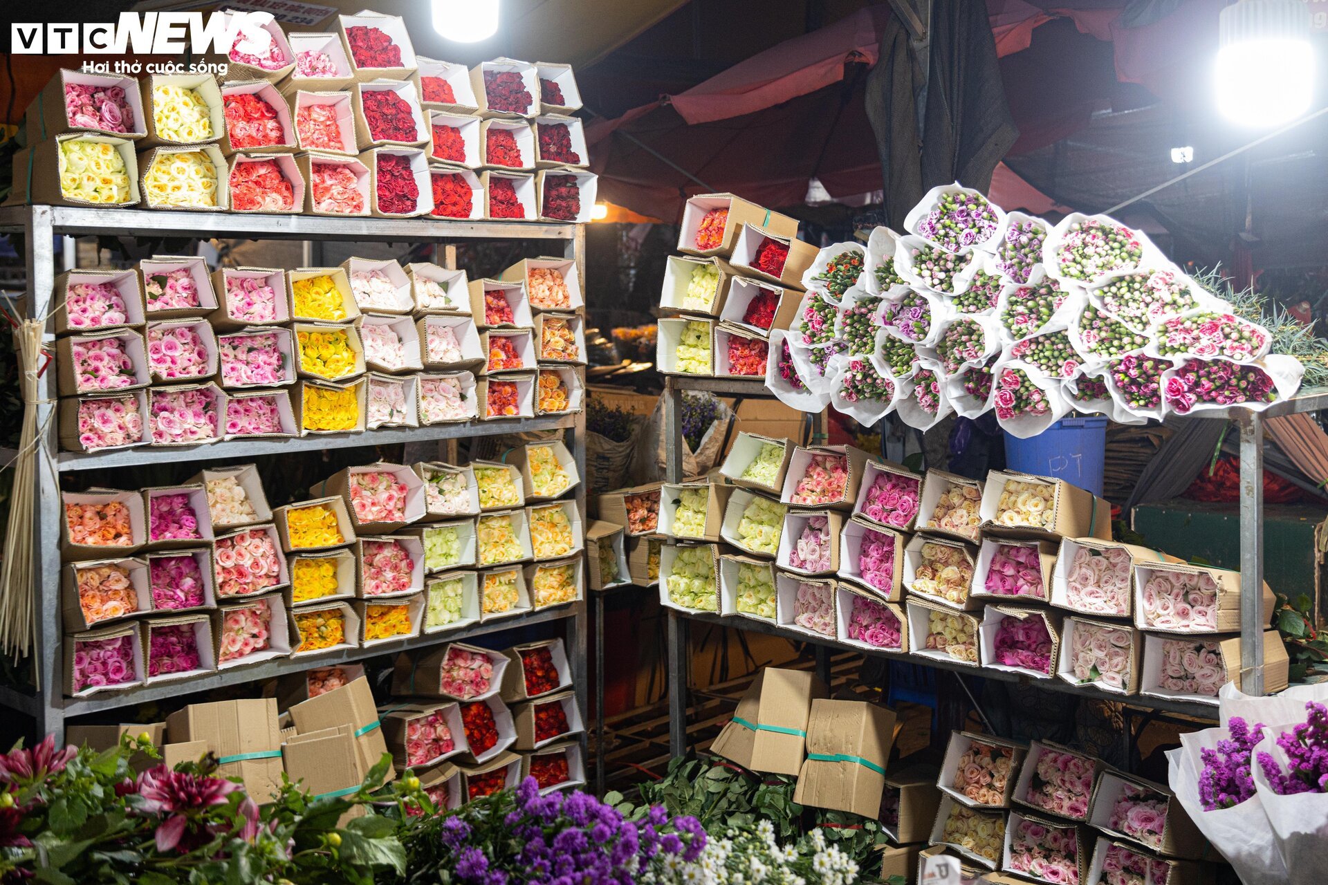 Chợ hoa tươi lớn nhất Hà Nội nhộn nhịp suốt đêm trước ngày 8/3 - Ảnh 11.