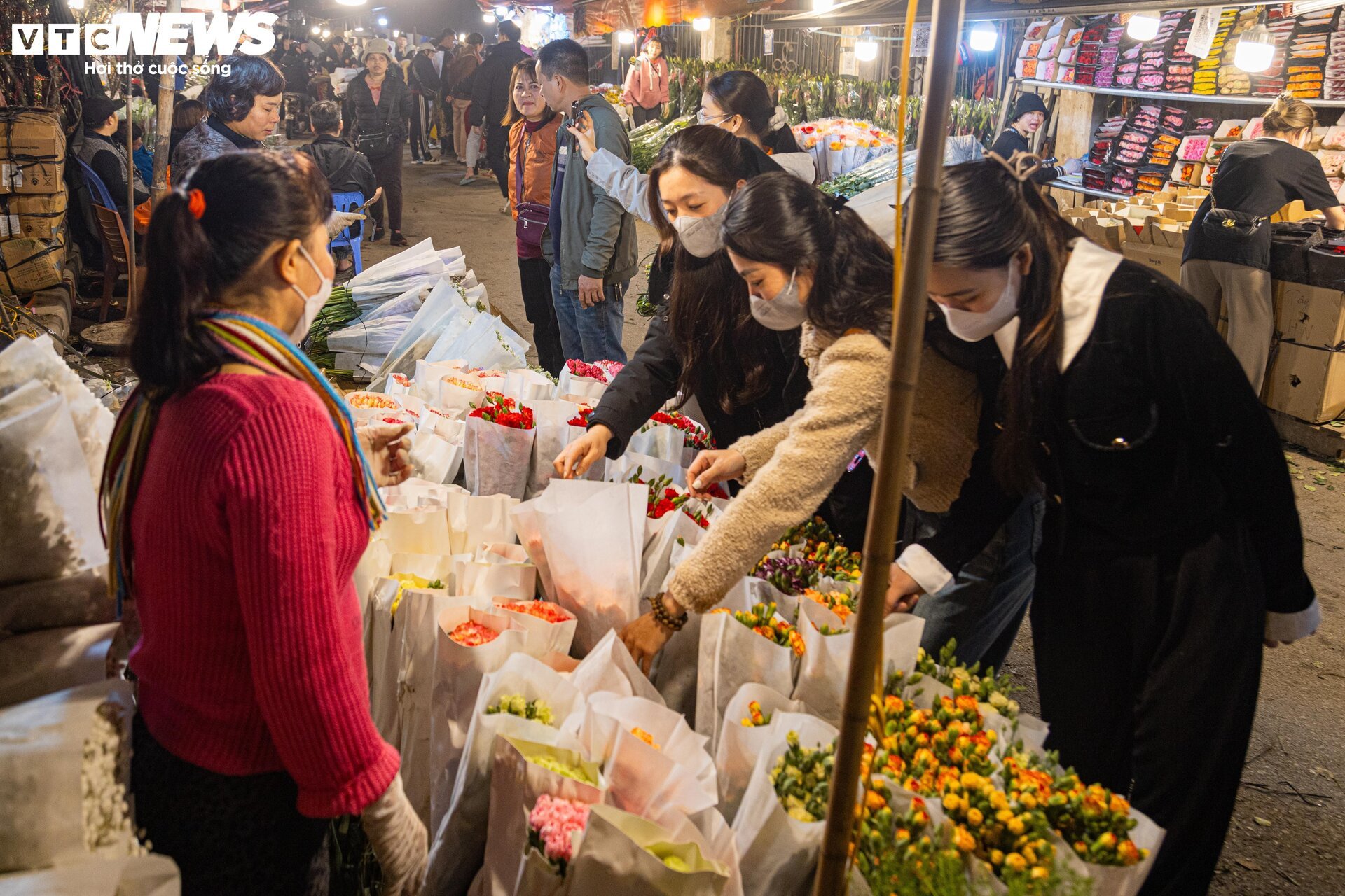 Chợ hoa tươi lớn nhất Hà Nội nhộn nhịp suốt đêm trước ngày 8/3 - Ảnh 15.