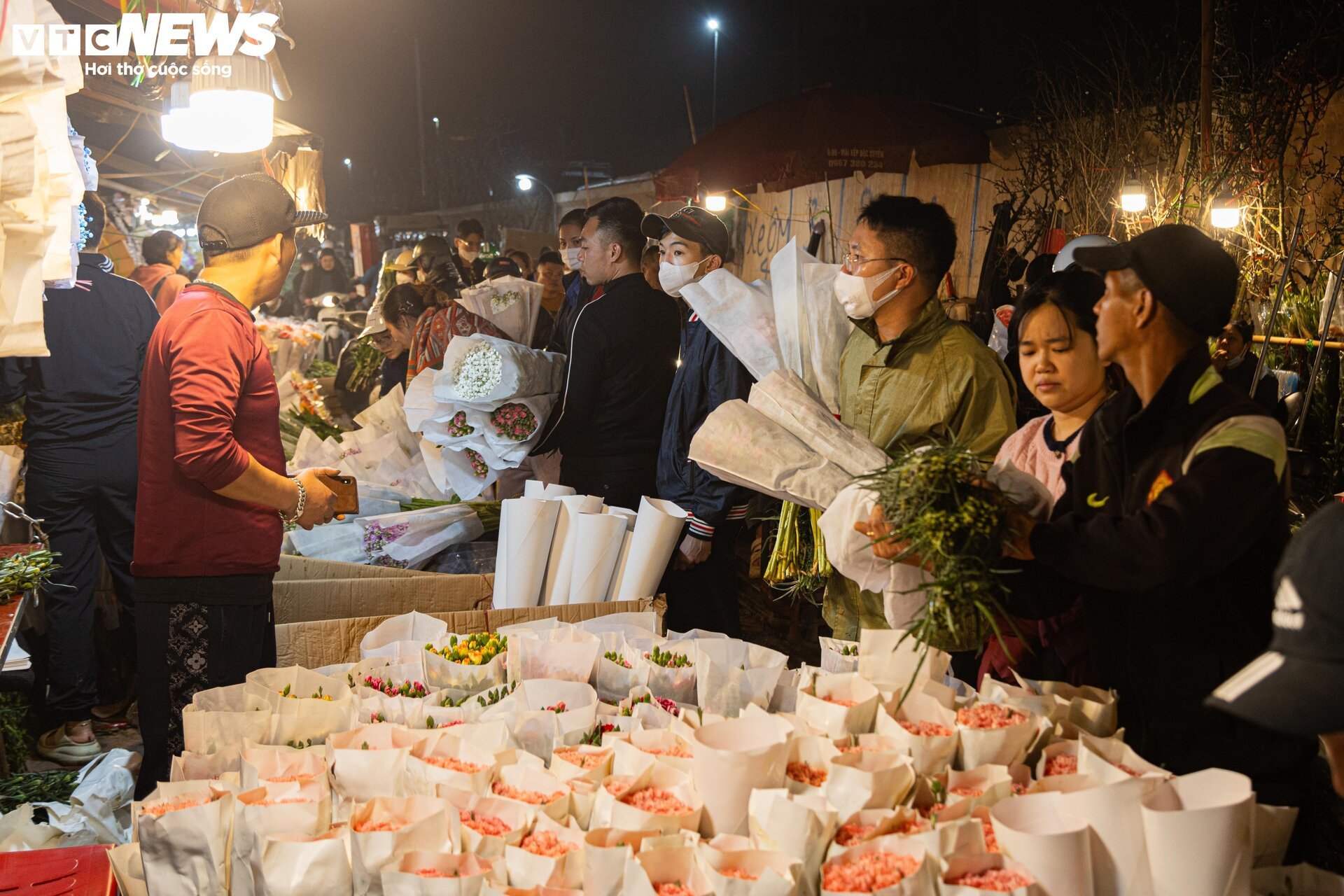 Chợ hoa tươi lớn nhất Hà Nội nhộn nhịp suốt đêm trước ngày 8/3 - Ảnh 16.