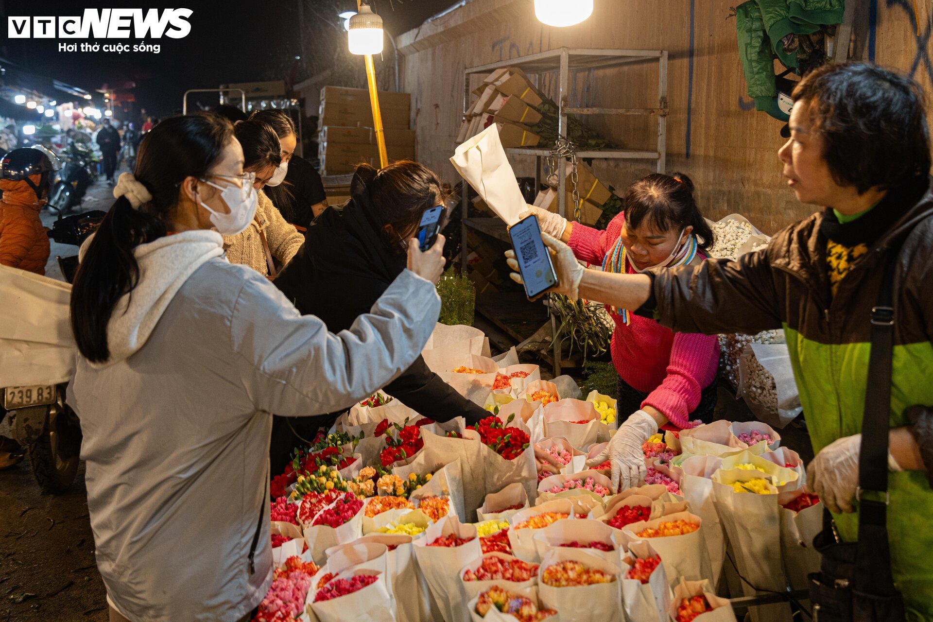 Chợ hoa tươi lớn nhất Hà Nội nhộn nhịp suốt đêm trước ngày 8/3 - Ảnh 14.