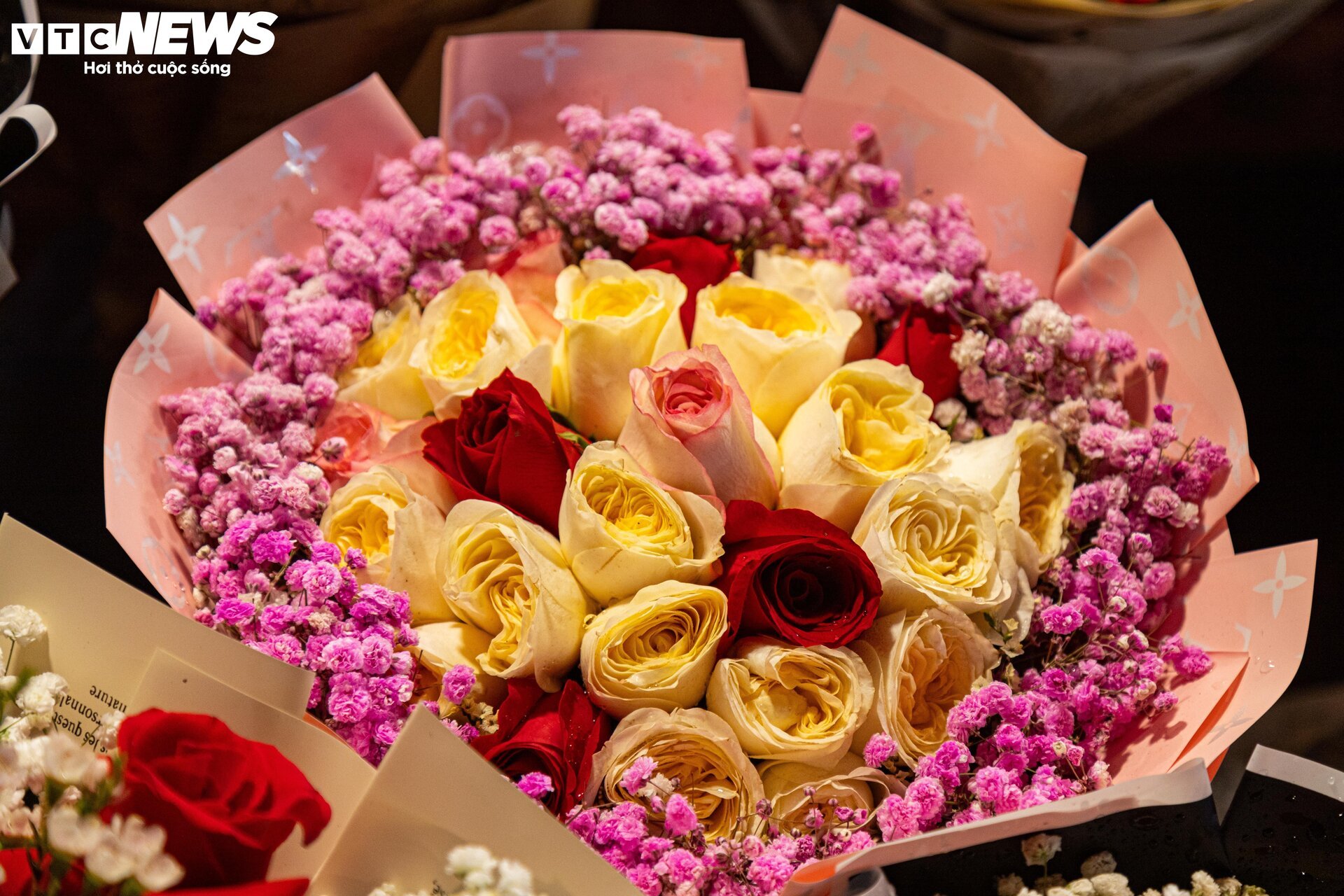 Chợ hoa tươi lớn nhất Hà Nội nhộn nhịp suốt đêm trước ngày 8/3 - Ảnh 9.