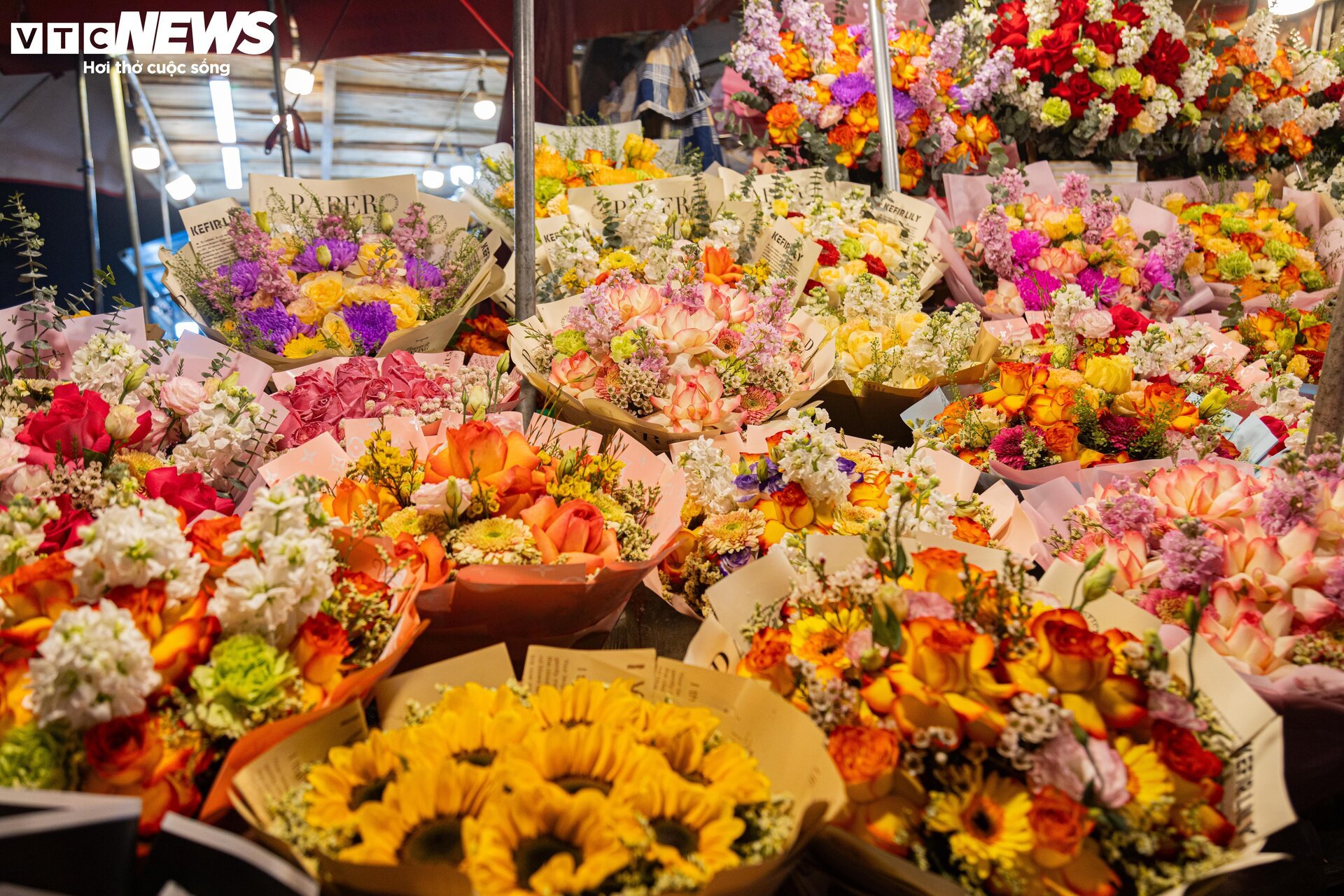 Chợ hoa tươi lớn nhất Hà Nội nhộn nhịp suốt đêm trước ngày 8/3 - Ảnh 10.