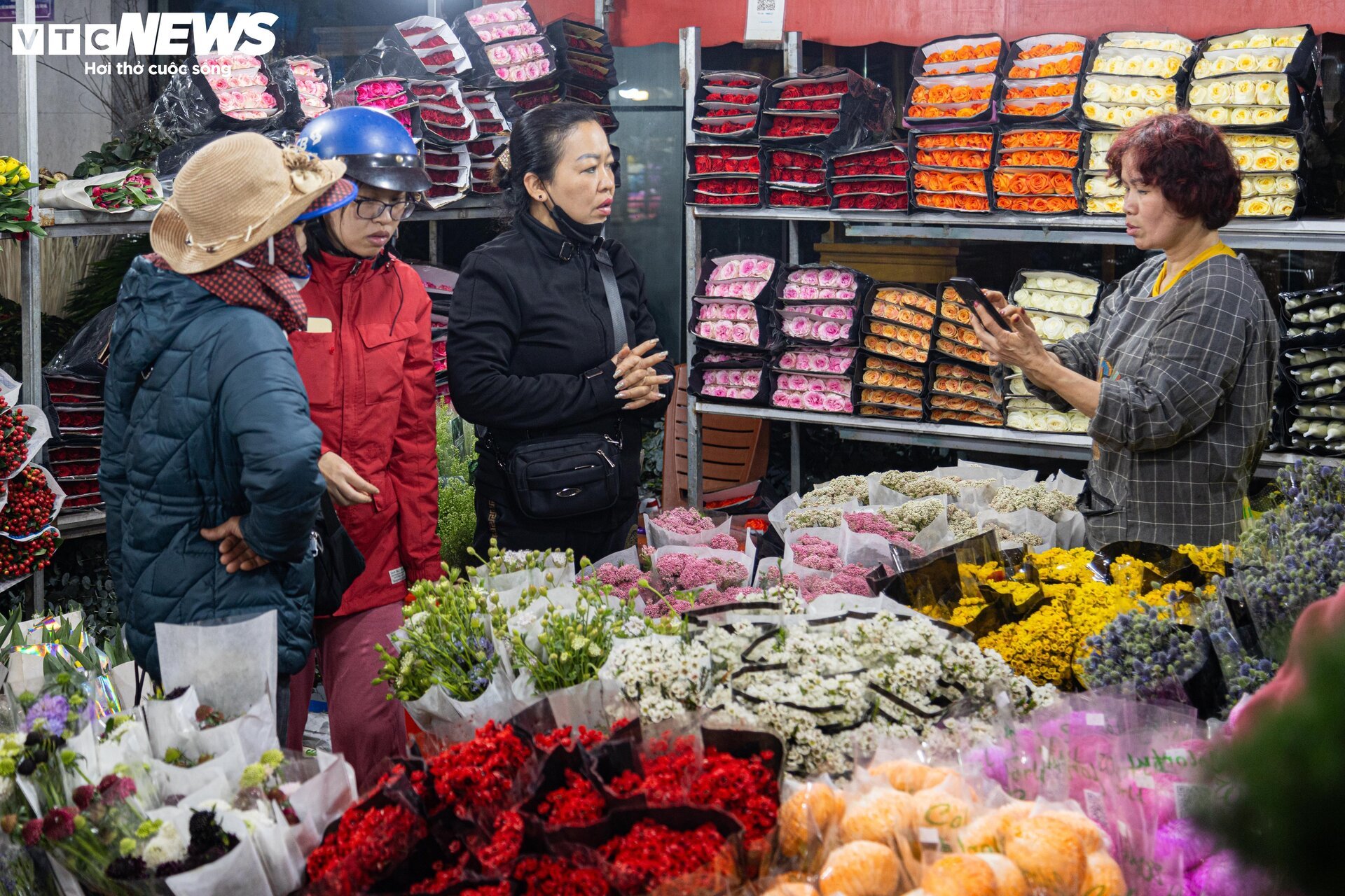 Chợ hoa tươi lớn nhất Hà Nội nhộn nhịp suốt đêm trước ngày 8/3 - Ảnh 1.