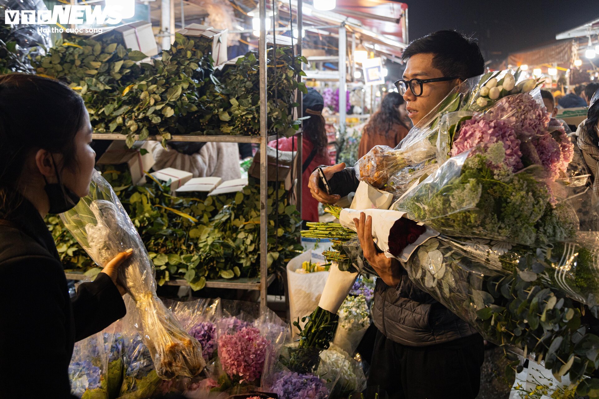 Chợ hoa tươi lớn nhất Hà Nội nhộn nhịp suốt đêm trước ngày 8/3 - Ảnh 17.