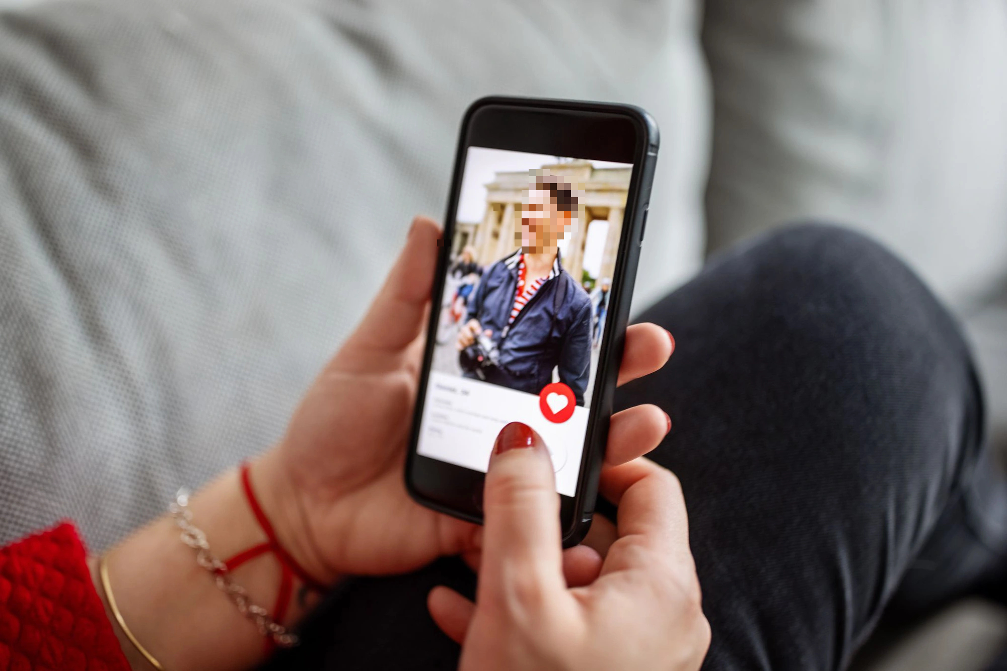 Hẹn hò với 'bác sĩ' qua Tinder, người phụ nữ Hà Nội mất trắng 5,4 tỷ trong 5 ngày- Ảnh 1. Hẹn hò với 'bác sĩ' qua Tinder, người phụ nữ Hà Nội mất trắng 5,4 tỷ trong 5 ngày- Ảnh 1.
