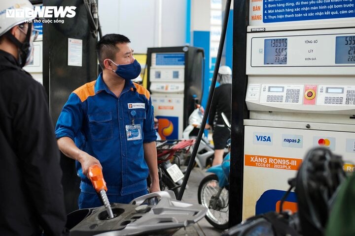 Giá xăng giảm nhiều nhất gần 400 đồng/lít - Ảnh 1. Giá xăng giảm nhiều nhất gần 400 đồng/lít - Ảnh 1.