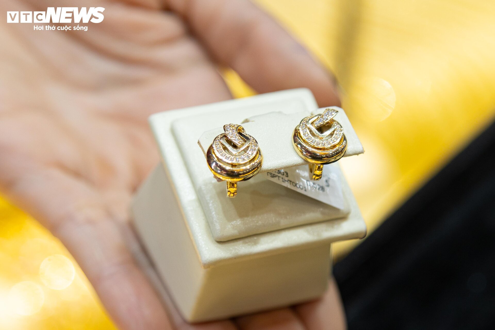 Trang sức bằng vàng giảm giá gần 40% nhân ngày 8/3, hút khách nhà giàu - Ảnh 16. Trang sức bằng vàng giảm giá gần 40% nhân ngày 8/3, hút khách nhà giàu - Ảnh 16.