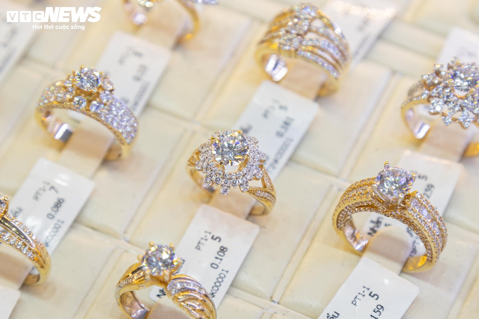 Trang sức bằng vàng giảm giá gần 40% nhân ngày 8/3, hút khách nhà giàu - Ảnh 6. Trang sức bằng vàng giảm giá gần 40% nhân ngày 8/3, hút khách nhà giàu - Ảnh 6.