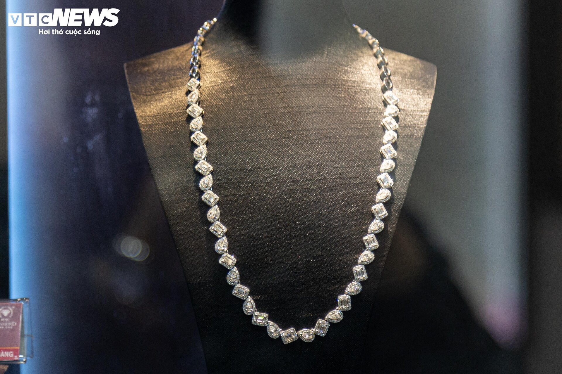 Trang sức bằng vàng giảm giá gần 40% nhân ngày 8/3, hút khách nhà giàu - Ảnh 10. Trang sức bằng vàng giảm giá gần 40% nhân ngày 8/3, hút khách nhà giàu - Ảnh 10.