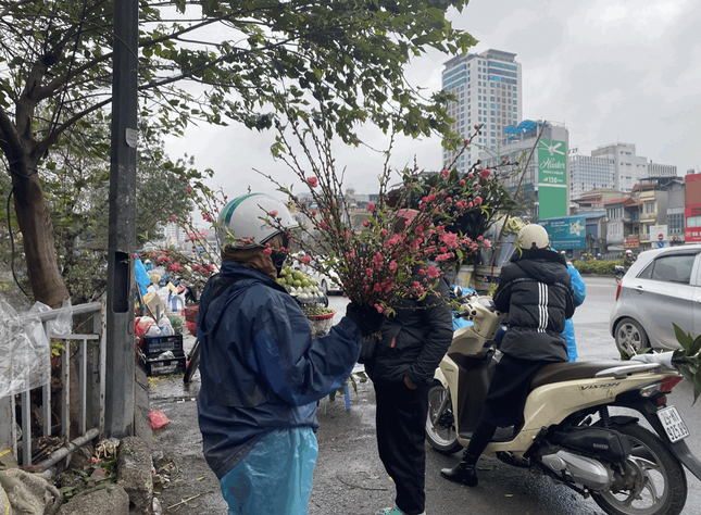 Người Hà Nội thích thú 'ăn chơi' hết tháng Giêng với hoa lê rừng - Ảnh 7. Người Hà Nội thích thú 'ăn chơi' hết tháng Giêng với hoa lê rừng - Ảnh 7.