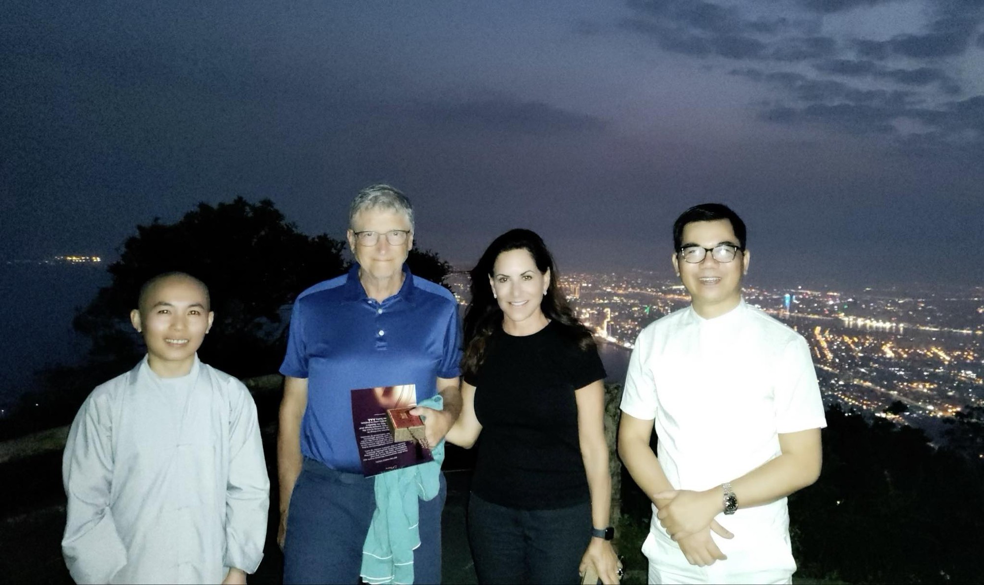 Nghệ nhân Việt kể chuyện uống trà cùng tỉ phú Bill Gates trên đỉnh Bàn Cờ - Đà Nẵng- Ảnh 1. Nghệ nhân Việt kể chuyện uống trà cùng tỉ phú Bill Gates trên đỉnh Bàn Cờ - Đà Nẵng- Ảnh 1.