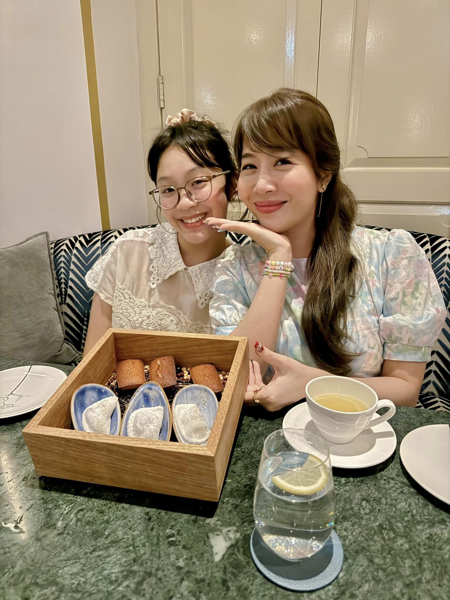 Nữ MC VTV hộ tống con gái 12 tuổi sang Singapore Nữ MC VTV hộ tống con gái 12 tuổi sang Singapore