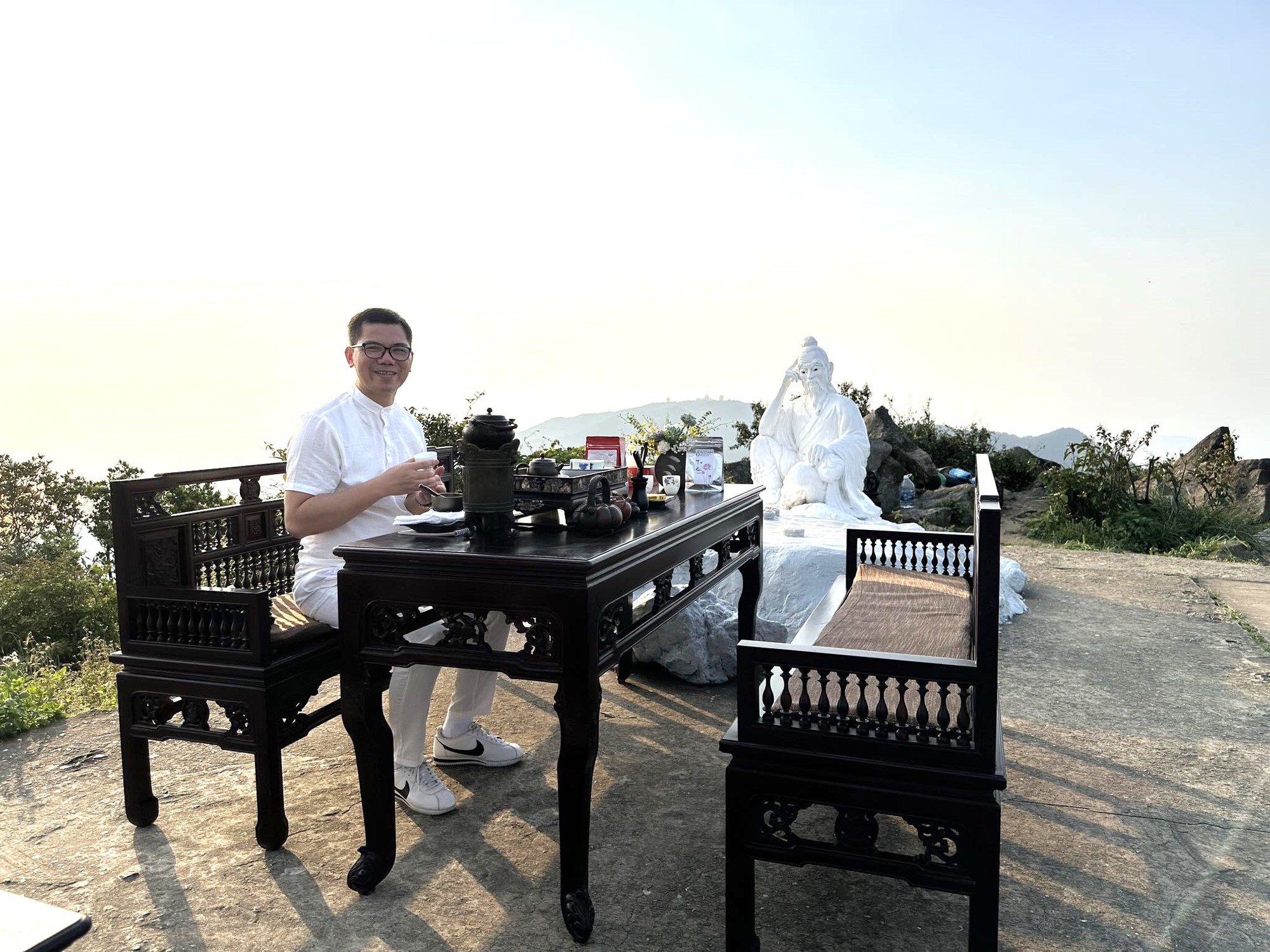 Nghệ nhân Việt kể chuyện uống trà cùng tỉ phú Bill Gates trên đỉnh Bàn Cờ - Đà Nẵng- Ảnh 3. Nghệ nhân Việt kể chuyện uống trà cùng tỉ phú Bill Gates trên đỉnh Bàn Cờ - Đà Nẵng- Ảnh 3.