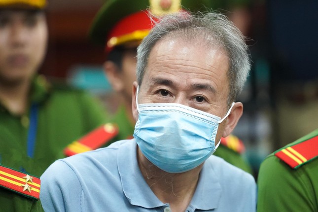 Cựu Phó Chánh thanh tra Ngân hàng Nhà nước khóc tại tòa, không nhớ số lần nhận tổng cộng 390.000 USD- Ảnh 1. Cựu Phó Chánh thanh tra Ngân hàng Nhà nước khóc tại tòa, không nhớ số lần nhận tổng cộng 390.000 USD- Ảnh 1.