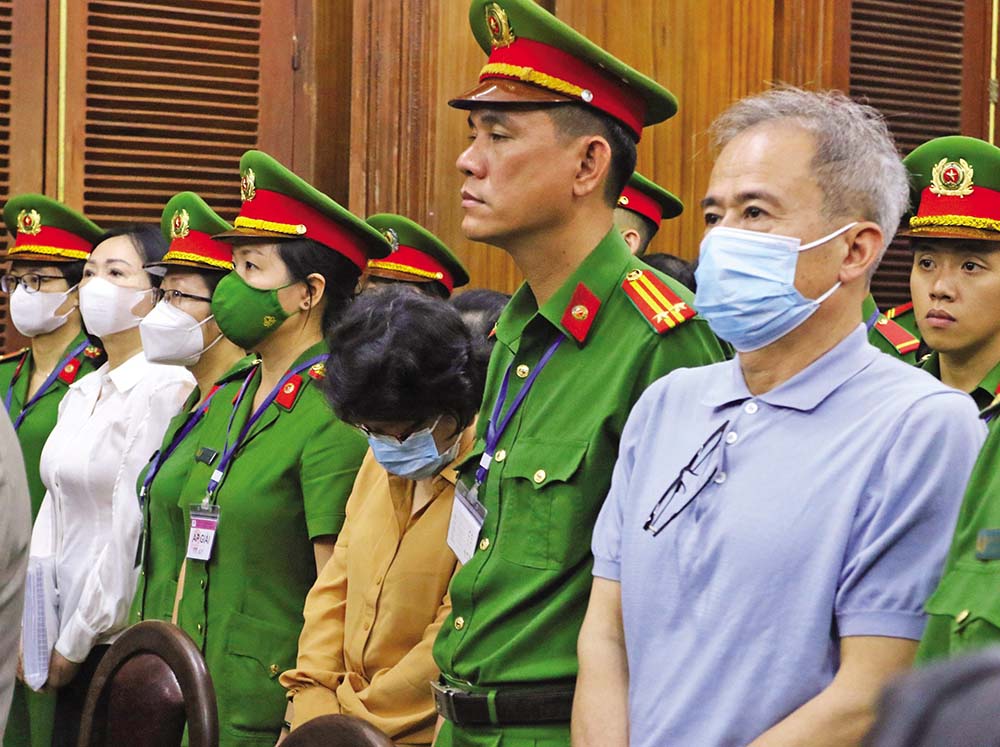 Cựu Phó Chánh thanh tra Ngân hàng Nhà nước khóc tại tòa, không nhớ số lần nhận tổng cộng 390.000 USD- Ảnh 2. Cựu Phó Chánh thanh tra Ngân hàng Nhà nước khóc tại tòa, không nhớ số lần nhận tổng cộng 390.000 USD- Ảnh 2.