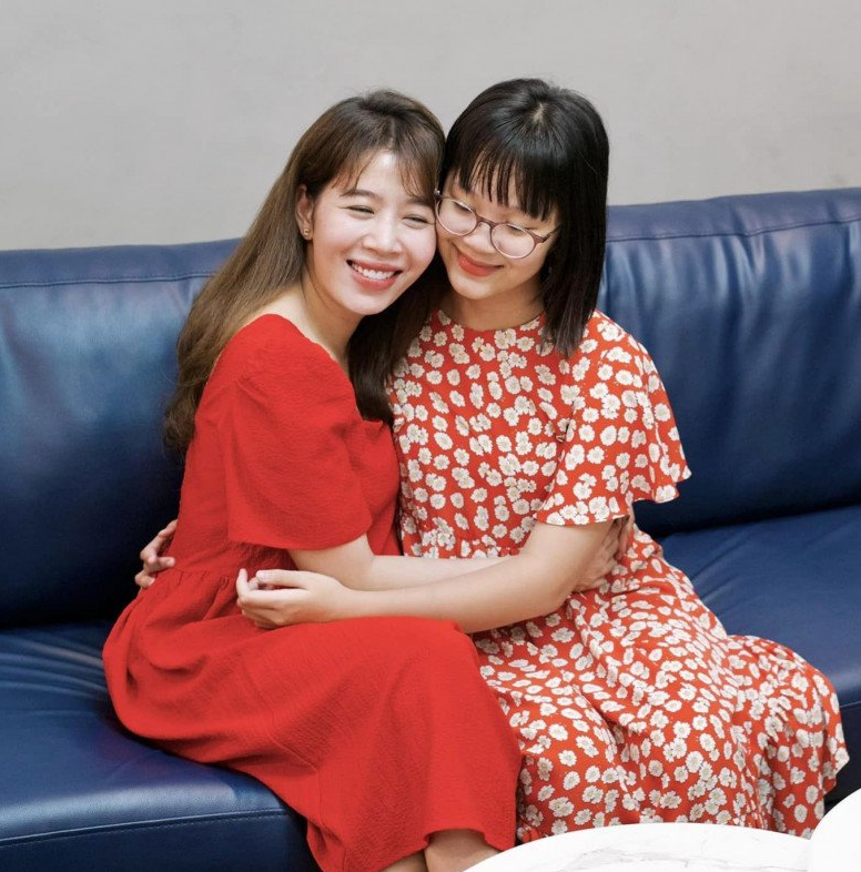 Nữ MC VTV hộ tống con gái 12 tuổi sang Singapore Nữ MC VTV hộ tống con gái 12 tuổi sang Singapore