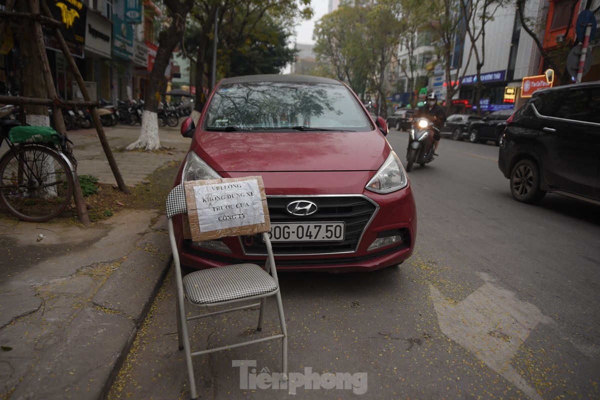 Muôn kiểu rào chắn không cho ôtô đỗ cửa, cấm xe leo vỉa hè ở Hà Nội - Ảnh 17.